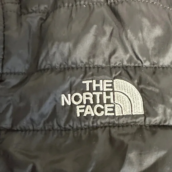 The North Face Charcoal Quilted Jacket - Picture 3 of 6